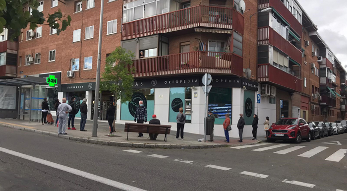 Colas en la farmacia para recoger la mascarilla gratuita en Madrid