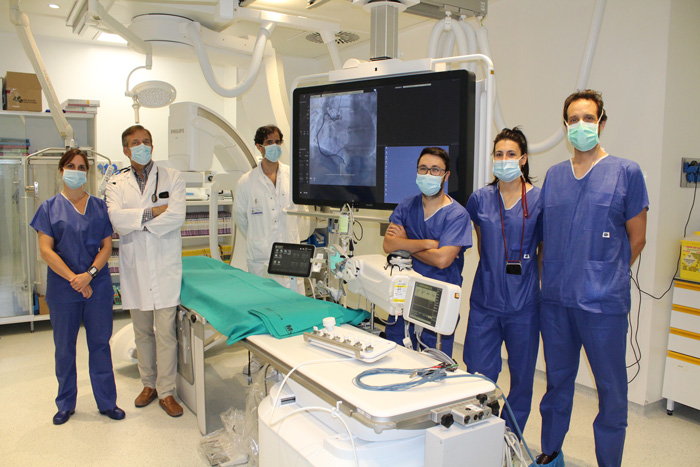 Los doctores Navarro y Guzzo (2º y 3º por la izquierda), junto a otros miembros del Servicio de Cardiología en la Sala de Hemodinámica del HUGV