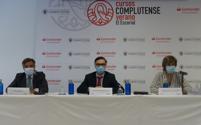 De izquierda a derecha: Luis González Díez, presidente del COFM; Víctor Briones Dieste, vicerrector de Estudios de la Universidad Complutense de Madrid (UCM); e Irene Iglesias Peinado, decana de la Facultad de Farmacia de la UCM