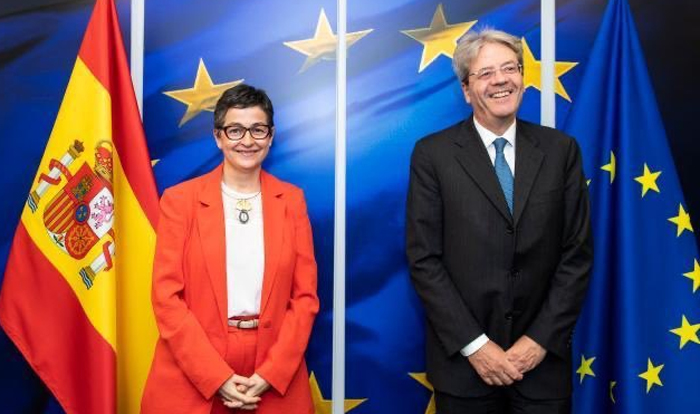 El comisario europeo de Economía, Paolo Gentiloni, con la ministra de Exteriores, Arancha González Laya