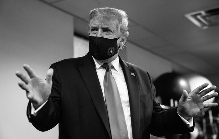 Donald Trump con mascarilla