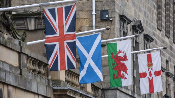 Banderas de Reino Unido, Escocia, Gales e Irlanda del Norte, generada con IA. Foto original: ©Ralf Peter Reimann/ Flickr.