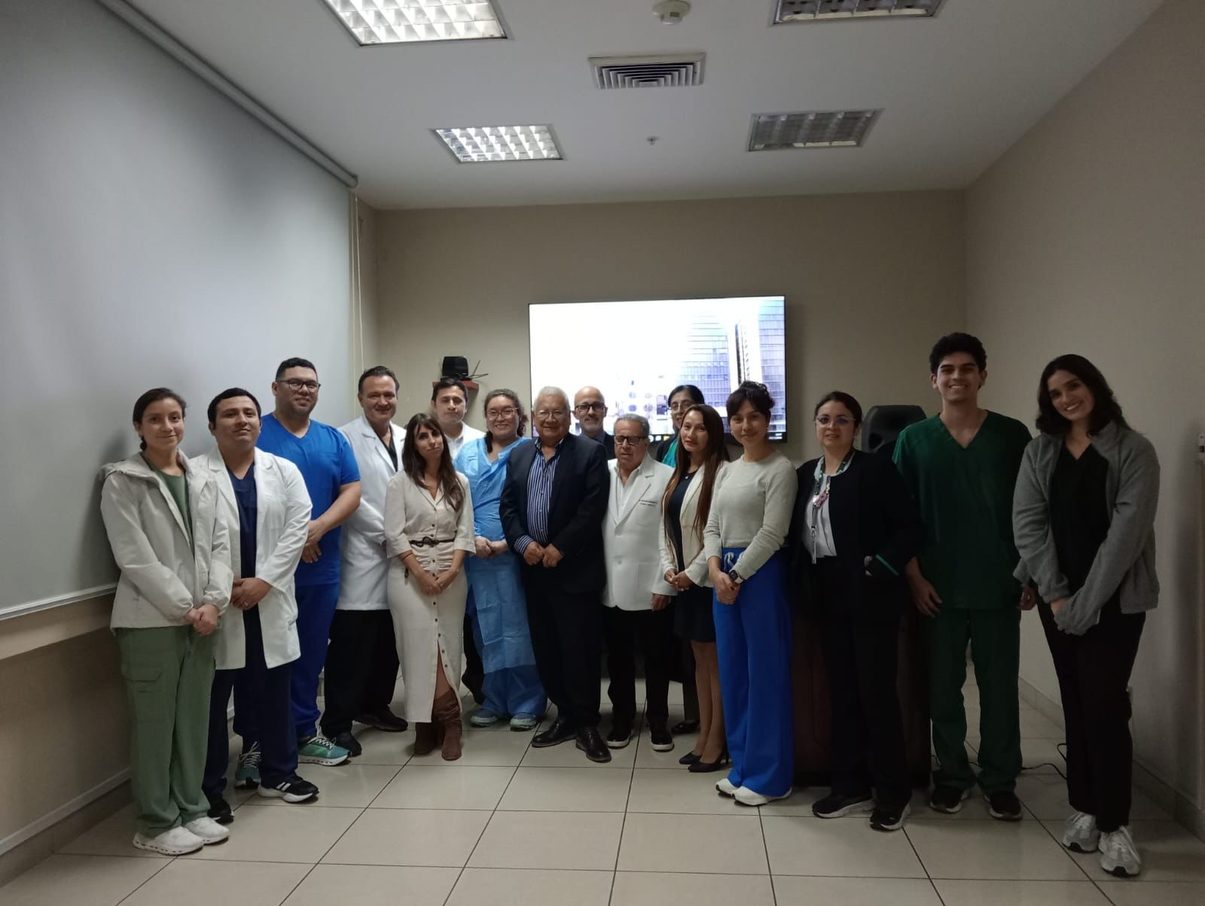 La Fundación Jiménez Díaz contribuye con su experiencia a la realización de las primeras cirugías robóticas de mama de Perú.