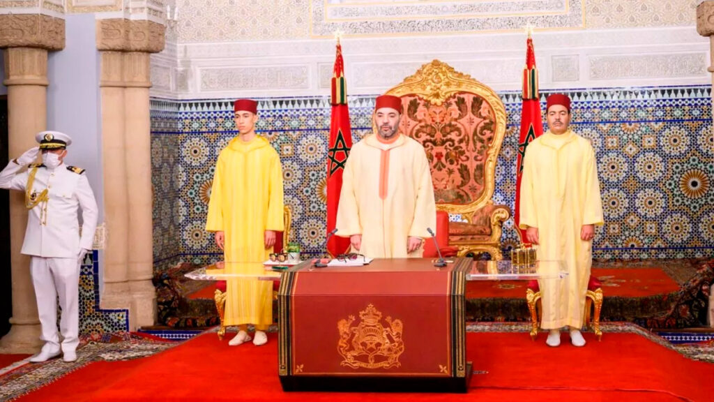 El rey Mohamed VI, antes del discurso flanqueado por su hijo mayor y su hermano. Foto: © Ministerio de Asuntos Exteriores y Cooperación africana de Marruecos / Web oficial.