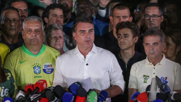 El senador Flávio Bolsonaro ante los periodistas en Brasilia tras la segunda vuelta