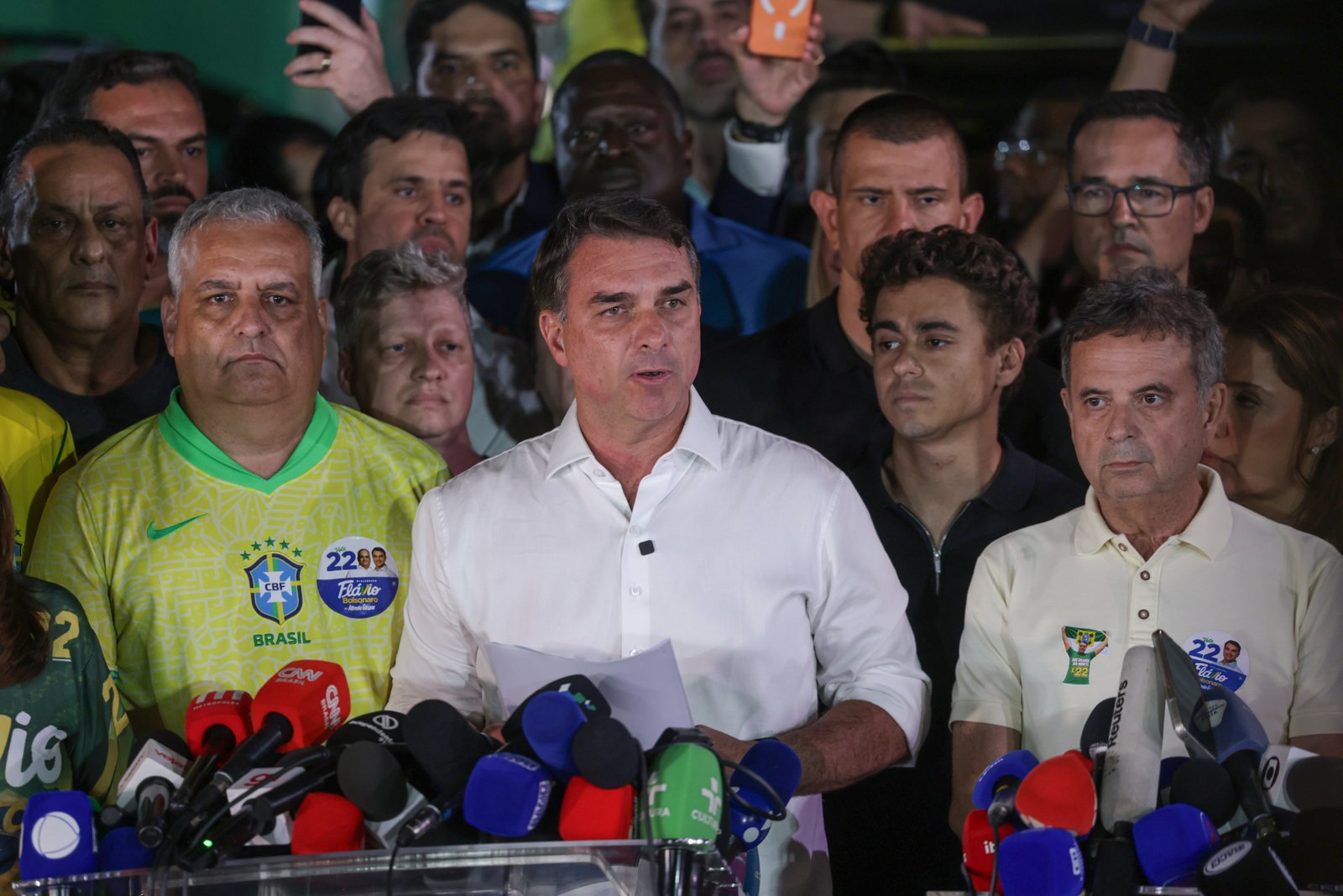 El senador Flávio Bolsonaro ante los periodistas en Brasilia tras la segunda vuelta