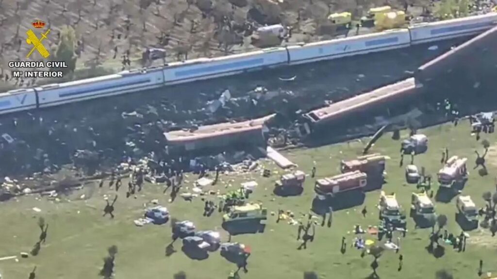 Imágenes aéreas del lugar del accidente entre un AVE y un Iryo en Urda (Toledo), difundidas por la Guardia Civil. Foto: Guardia Civil.
