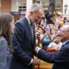 Su Majestad el Rey recibe el bastón de mando de manos del presidente de la Ciudad Autónoma de Ceuta, Juan Jesús Vivas. Foto: ©Casa de S.M. el Rey.