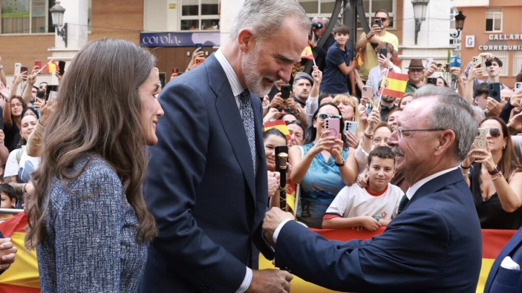 Su Majestad el Rey recibe el bastón de mando de manos del presidente de la Ciudad Autónoma de Ceuta, Juan Jesús Vivas. Foto: ©Casa de S.M. el Rey.