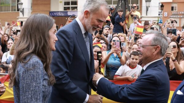 Su Majestad el Rey recibe el bastón de mando de manos del presidente de la Ciudad Autónoma de Ceuta, Juan Jesús Vivas. Foto: ©Casa de S.M. el Rey.