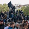Manifestantes en la Fontaine des Danaïdes de Marsella durante las protestas contra Macron del 24 de octubre de 2026