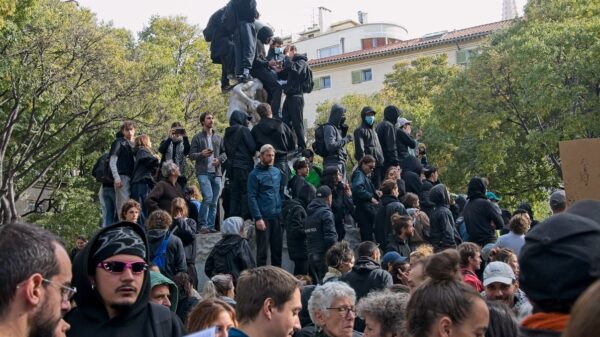 Manifestantes en la Fontaine des Danaïdes de Marsella durante las protestas contra Macron del 24 de octubre de 2026
