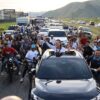 María Corina Machado saluda a sus seguidores tras regresar a Venezuela