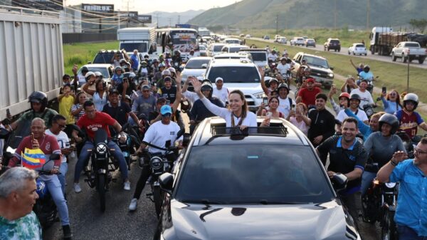 María Corina Machado saluda a sus seguidores tras regresar a Venezuela
