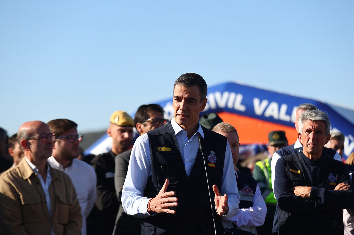 El presidente del Gobierno, Pedro Sánchez, durante su visita al Puesto de Mando Avanzado habilitado en Urda (Toledo) tras el accidente ferroviario, el 28 de octubre de 2026. Foto: ©Pool Moncloa/Sandra Armada.