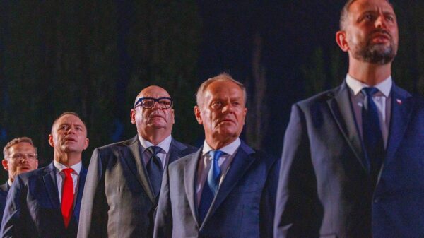 El primer ministro de Polonia, Donald Tusk, y el presidente del pais, Karol Nawrocki, durante los actos del 87 aniversario del inicio de la Segunda Guerra Mundial en Westerplatte. Foto: Piotr Molecki / Kancelaria Sejm