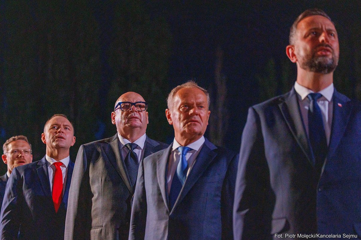 El primer ministro de Polonia, Donald Tusk, y el presidente del pais, Karol Nawrocki, durante los actos del 87 aniversario del inicio de la Segunda Guerra Mundial en Westerplatte. Foto: Piotr Molecki / Kancelaria Sejm