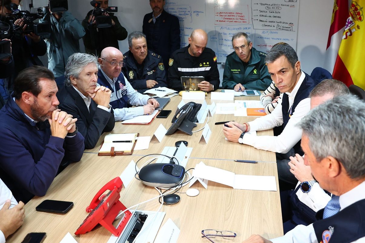 Reunión del CECOPI en el Centro 112 de Toledo para coordinar la emergencia del accidente ferroviario de Urda, el 29 de octubre de 2026. Foto: ©Pool Moncloa/Fernando Calvo.
